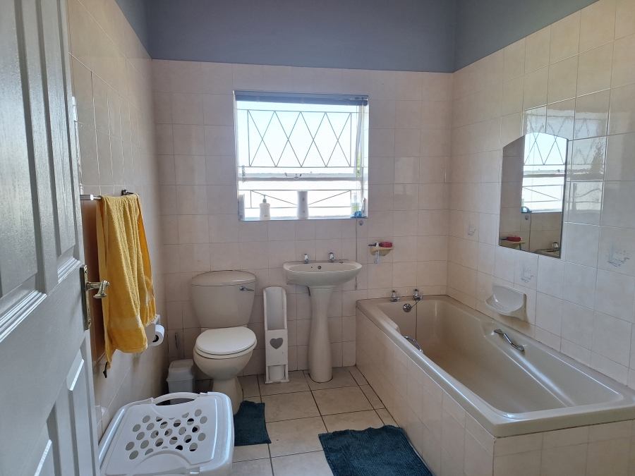 To Let 5 Bedroom Property for Rent in Retief Eastern Cape